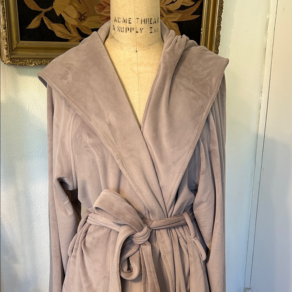 Barefoot Dreams Luxe Chic Soft Taupe Pinkish Robe with Hood - Picture 4 of 9